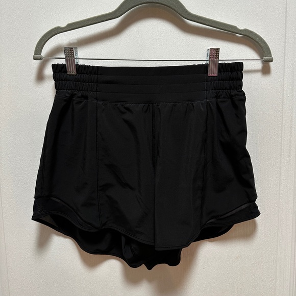 Lululemon Hotty Hot Short Size 6 in Black - Picture 4 of 4